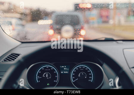 Autofahren in der Stadt Stockfoto