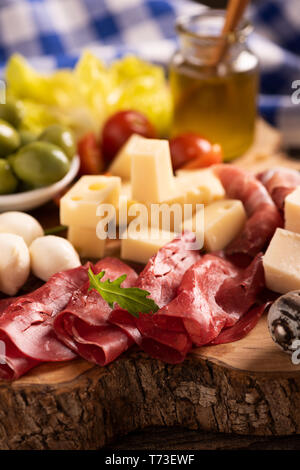 Antipasto catering Plattenteller mit Oliven, ruckartig, Salami und Käse aus der Nähe Stockfoto