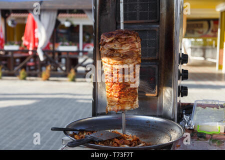 Ein großes Stück Hühnerfleisch Layered unter Fett kochen in einem Edelstahl Grill Maschine oft in und außerhalb von shawarma und Kebab Restaurant gefunden Stockfoto