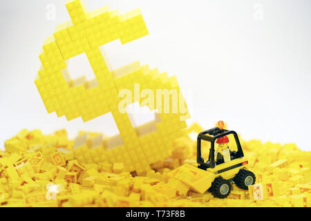 Arbeiter bauen das Dollarzeichen Stockfoto