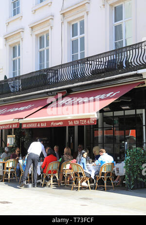 Motcombs Bar & Brasserie auf stilvolle Motcomb Street, in Belgravia, London SW1, UK Stockfoto