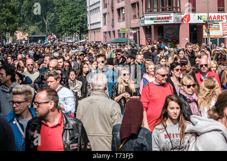 Berlin, Deutschland - 01.Mai 2019: Viele Menschen auf der belebten Straße feiert Tag der Arbeit in Berlin, Kreuzebreg Stockfoto