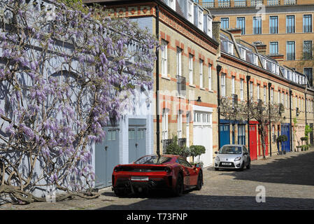 Einen roten Ferrari geparkt auf Grosvenor Crescent Mews, einer privaten Straße in Belgravia, London SW1, UK Stockfoto