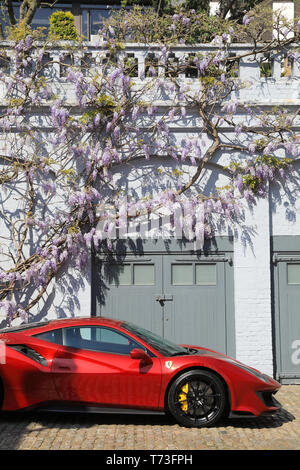 Einen roten Ferrari geparkt auf Grosvenor Crescent Mews, einer privaten Straße in Belgravia, London SW1, UK Stockfoto