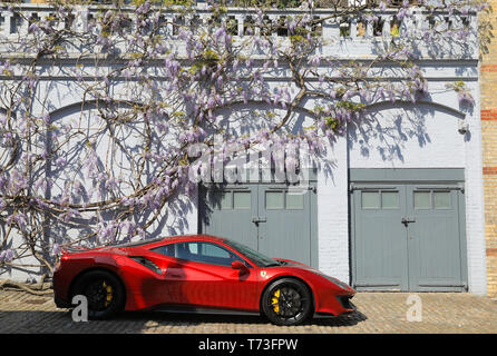 Einen roten Ferrari geparkt auf Grosvenor Crescent Mews, einer privaten Straße in Belgravia, London SW1, UK Stockfoto