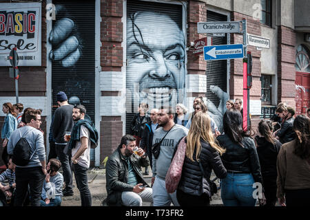 Berlin, Deutschland - 01.Mai 2019: Viele Menschen auf der belebten Straße feiert Tag der Arbeit in Berlin, Kreuzebreg Stockfoto