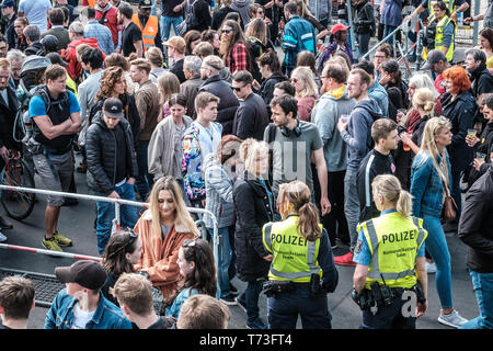 Berlin, Deutschland - 01.Mai 2019: Viele Menschen und Polizei Frauen am Eingang der Straße fest am Tag der Arbeit in Berlin, Kreuzebrg Stockfoto