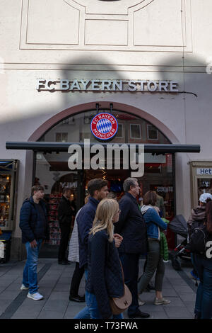 MARIENPLATZ, München, 6. April 2019: trourist wandern in und aus Der FC Bayern store Stockfoto