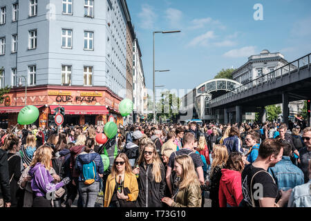 Berlin, Deutschland - Mai 01, 2019: Glückliche junge Menschen auf der belebten Straße feiert Tag der Arbeit in Berlin, Kreuzeberg Stockfoto