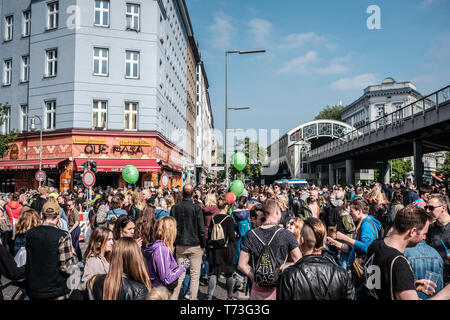 Berlin, Deutschland - Mai 01, 2019: Glückliche junge Menschen auf der belebten Straße feiert Tag der Arbeit in Berlin, Kreuzeberg Stockfoto