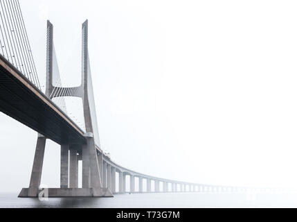 Ponte Vasco da Gama, die Lissabon an einem nebligen Morgen im März. Große konkrete Brücke über den Fluss Tejo, Portugal Stockfoto