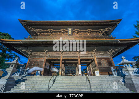 Präfektur Nagano, Japan - August 3, 2017: Motion verschwommen Menschen zu Fuß entlang Sanmon-Tor hindurch während der Blauen Stunde vor Nacht am Zenko-ji-Tempel Komplex in Stockfoto