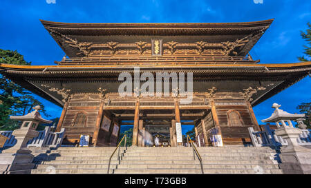 Präfektur Nagano, Japan - August 3, 2017: Panoramablick auf Bewegung verwischt Menschen zu Fuß entlang Sanmon-Tor hindurch während der Blauen Stunde vor Nacht am Zenko-ji Stockfoto