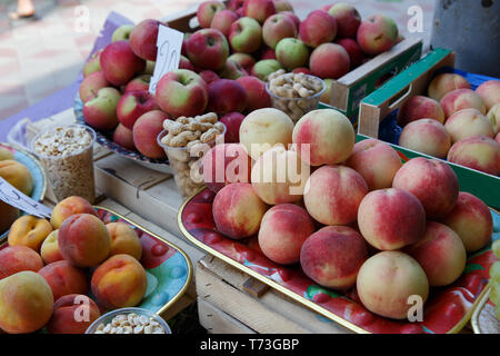 Pfirsiche, Äpfel bei einem Bauern Street Market Stockfoto