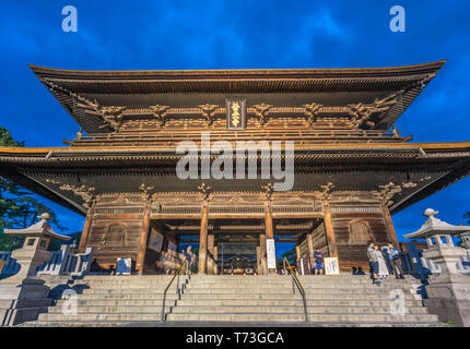 Präfektur Nagano, Japan - August 3, 2017: Motion verschwommen Menschen zu Fuß entlang Sanmon-Tor hindurch während der Blauen Stunde vor Nacht am Zenko-ji-Tempel Komplex in Stockfoto