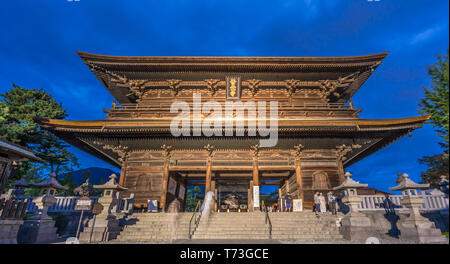 Präfektur Nagano, Japan - August 3, 2017: Panoramablick auf Bewegung verwischt Menschen zu Fuß entlang Sanmon-Tor hindurch während der Blauen Stunde vor Nacht am Zenko-ji Stockfoto