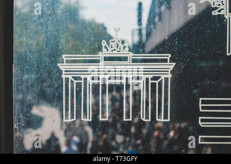 Berlin, Deutschland - 01.Mai 2019: Berlin Symbol und Wahrzeichen, die Brandenburer Tor Abbildung auf Fenster Stockfoto