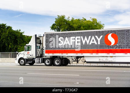 Mai 2, 2019 Redwood City/CA/USA - Safeway Lkw fahren auf der Autobahn in der San Francisco Bay Area. Stockfoto