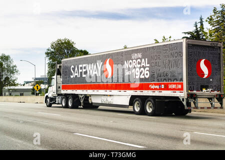 Mai 2, 2019 Redwood City/CA/USA - Safeway Lkw fahren auf der Autobahn in der San Francisco Bay Area. Stockfoto