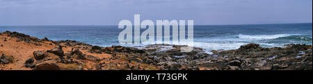Panorama Bild von der felsigen Küste von Playa Blanca, Lanzarote Stockfoto