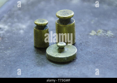 Eine Reihe von alten Vintage Gewichte. Messungen von Gramm und Kilogramm Stahl und Kupfer. Retro Ausrüstung. Stockfoto