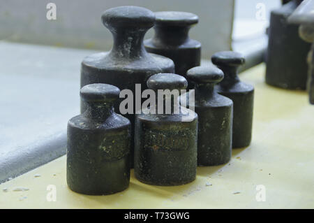 Eine Reihe von alten Vintage Gewichte. Messungen von Gramm und Kilogramm Stahl und Kupfer. Retro Ausrüstung. Stockfoto