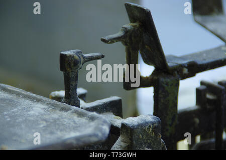 Alte gebrauchte vintage Gewichte. Messungen retro Ausrüstung. Stockfoto