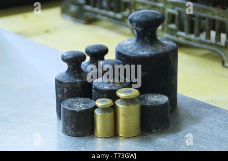 Eine Reihe von alten Vintage Gewichte. Messungen von Gramm und Kilogramm Stahl und Kupfer. Retro Ausrüstung. Stockfoto