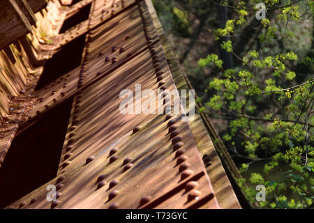 Alte, rostige Nieten. Korrodierte Elemente der zerstörten Brücke. Stockfoto