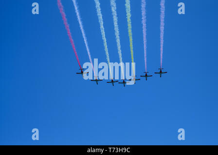 Torre del Mar, Spanien - 29. Juli 2018. Flugzeuge aerobatic Gruppe Zeichnung spanische Flagge Abbildung im blauen Himmel bei Festival Aereo Internationale Torre del Stockfoto