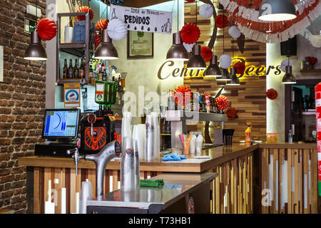 Malaga, Spanien - 12. August 2018. Innenansicht der kosmopolitischen und trendige Bar Central Bier in der Altstadt von Malaga, Spanien Stockfoto