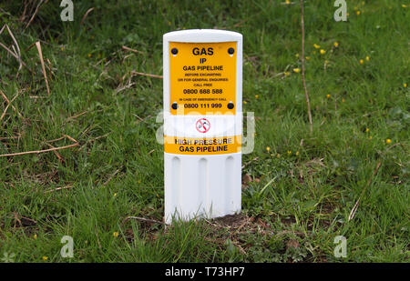 Gas Pipeline Neben einem Wanderweg im Peak District Stockfoto