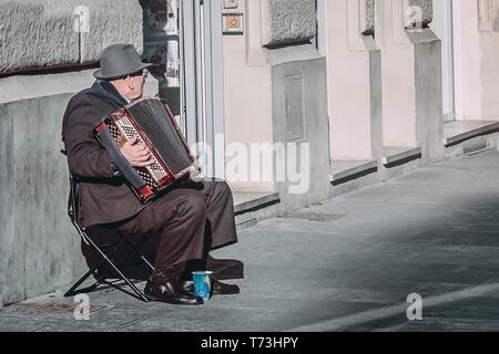 Florenz, Italien. 20. Januar 2017. Älterer Mann spielt das Akkordeon auf der Straße Stockfoto