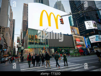 Werbung für McDonald's Restaurants, über den Bau eines neuen McDonaldâ € ™ s, auf der digitalen Anzeige in der Times Square in New York auf seine Enthüllung, Dienstag, 30. April 2019. (Â© Richard B. Levine) Stockfoto