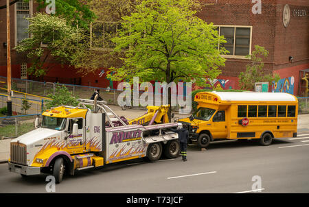 Ein arbeitsunfähig School Bus vor der PS 33 in Chelsea in New York ist weg für Service am Mittwoch geschleppt, Mai 1, 2019. (© Richard B. Levine) Stockfoto