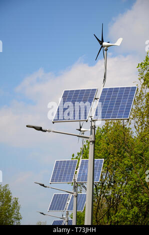 Solarmodul auf Street Lamp Post Stockfoto