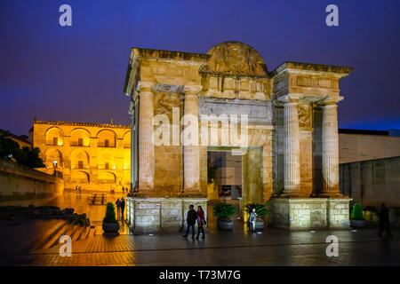 Puerta del Puente, Bridge Gate, a Renaissance Tor; Cordoba, Provinz Córdoba, Spanien Stockfoto