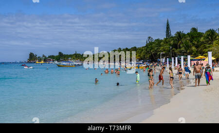 Touristen an der West Bay Beach, Bay Islands, Roatan, Honduras Stockfoto