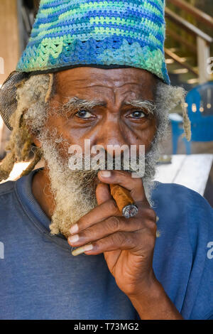 Ein Mann raucht eine Zigarre; Roatan, Bay Islands, Honduras Stockfoto