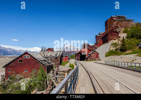 Kennicott Mine Gebäude mit Root Glacier Moräne und Wrangell Mountains im Hintergrund in der Wrangell–St. Elias National Park and Preserve, South... Stockfoto