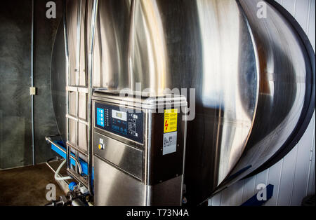 Automatisierte Melkanlagen und Holding Tank auf einem robotic Dairy Farm, nördlich von Edmonton, Alberta, Kanada Stockfoto