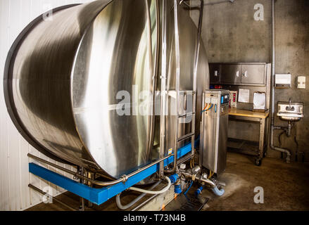 Automatisierte Melkanlagen und Holding Tank auf einem robotic Dairy Farm, nördlich von Edmonton, Alberta, Kanada Stockfoto