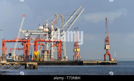 Handelshafen mit Krane entlang des Tejo; Lissabon, Setubal, Portugal Stockfoto