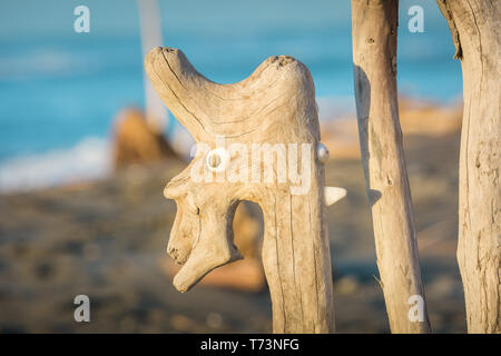 Driftwood Skulptur am Strand von Hokitika, Neuseeland. Stockfoto