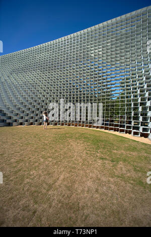 Serpentine Gallery in Kensington Gardens im Sommer Sonnenschein Stockfoto