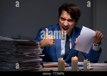 Unternehmer die Nachweise zu spät im Büro brennen Stockfoto