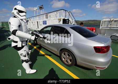 Mitgliedern der 501st Legion Irland Garnison kommen in Greencastle in Co Donegal, auf dem Lough Foyle Fähre von Co Londonderry in Nordirland, für den Mai des 4. Festival in Malin Head wo Szenen aus Star Wars, der Letzte Jedi wo gefilmt. Stockfoto