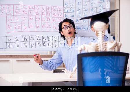 Junge männliche Chemiker und Lehrer Skelett Stockfoto