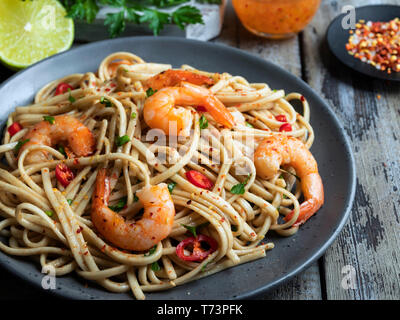 Nudeln Nudeln mit Garnelen, Gewürz, auf der Platte. Nahaufnahme. Stockfoto