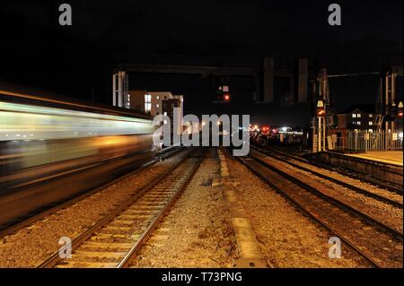 Züge, die in Cardiff Bahnhof bei Nacht Stockfoto